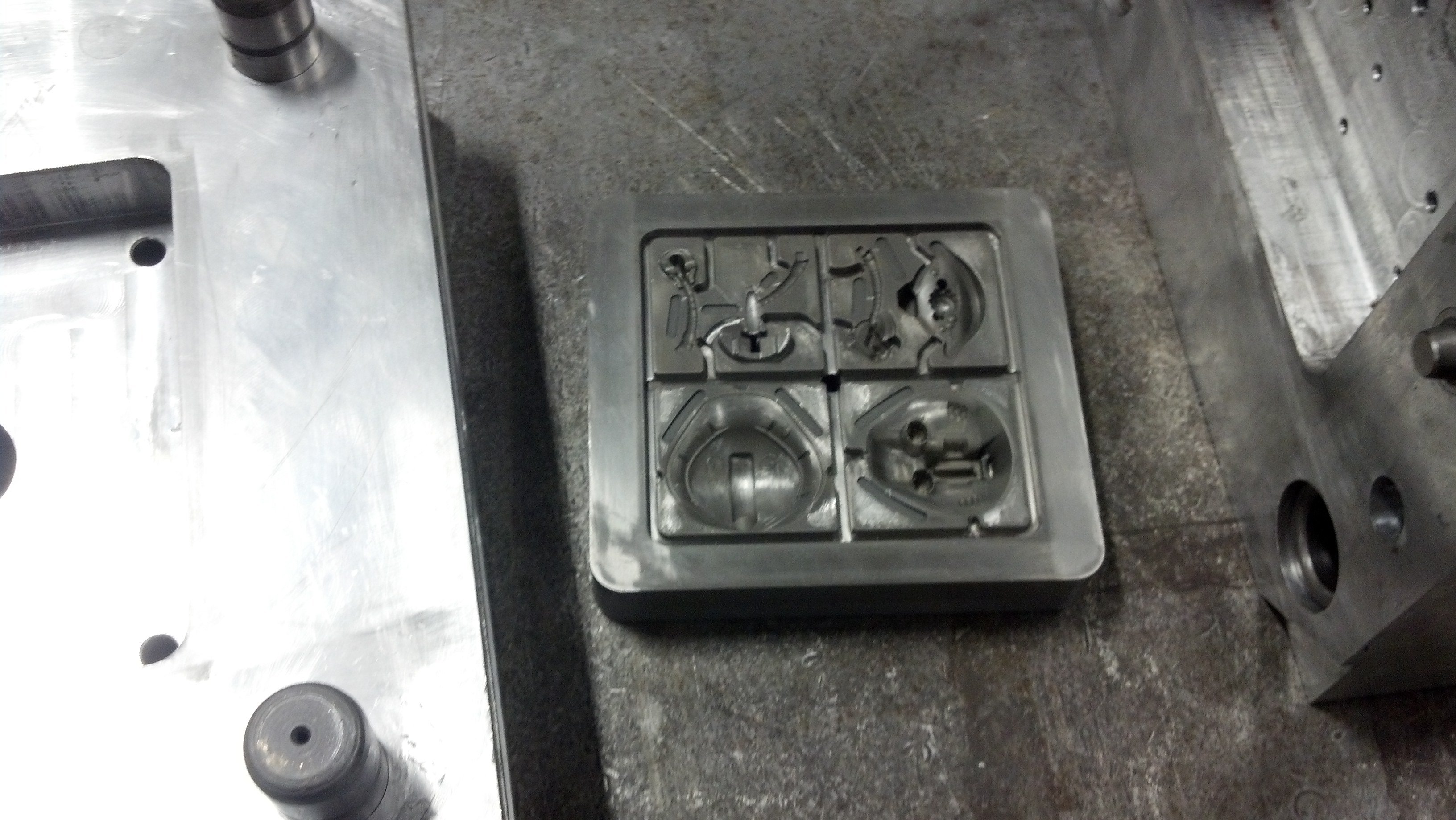 Injection mold tool for prototype tank toys